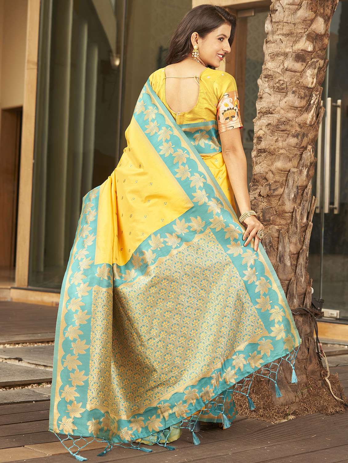 women self design banarasi saree with blouse - 22450356 -  Standard Image - 4