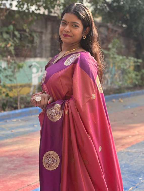 women self design banarasi saree with blouse - 22450361 -  Standard Image - 1