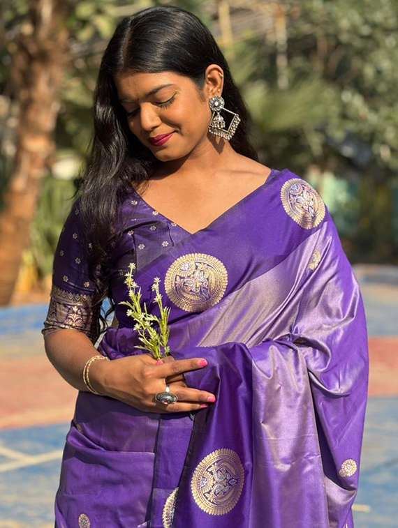 women self design banarasi saree with blouse - 22450363 -  Standard Image - 1