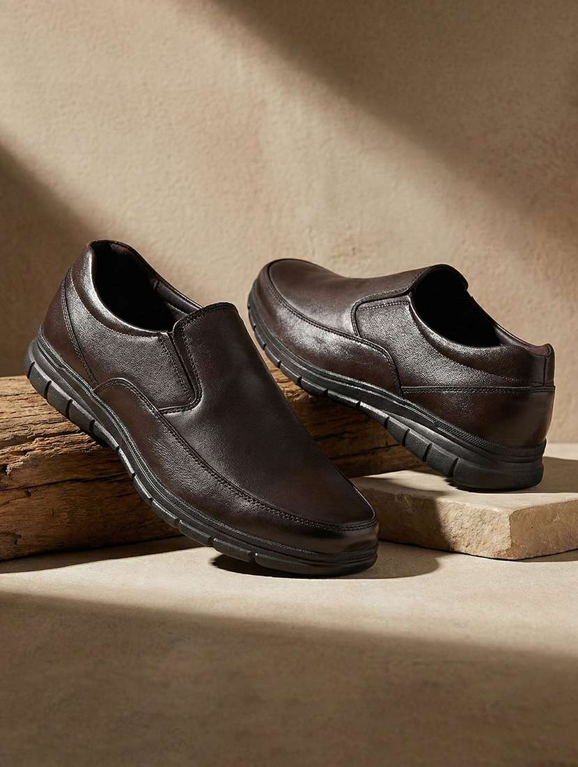 men solid slip on mocassin