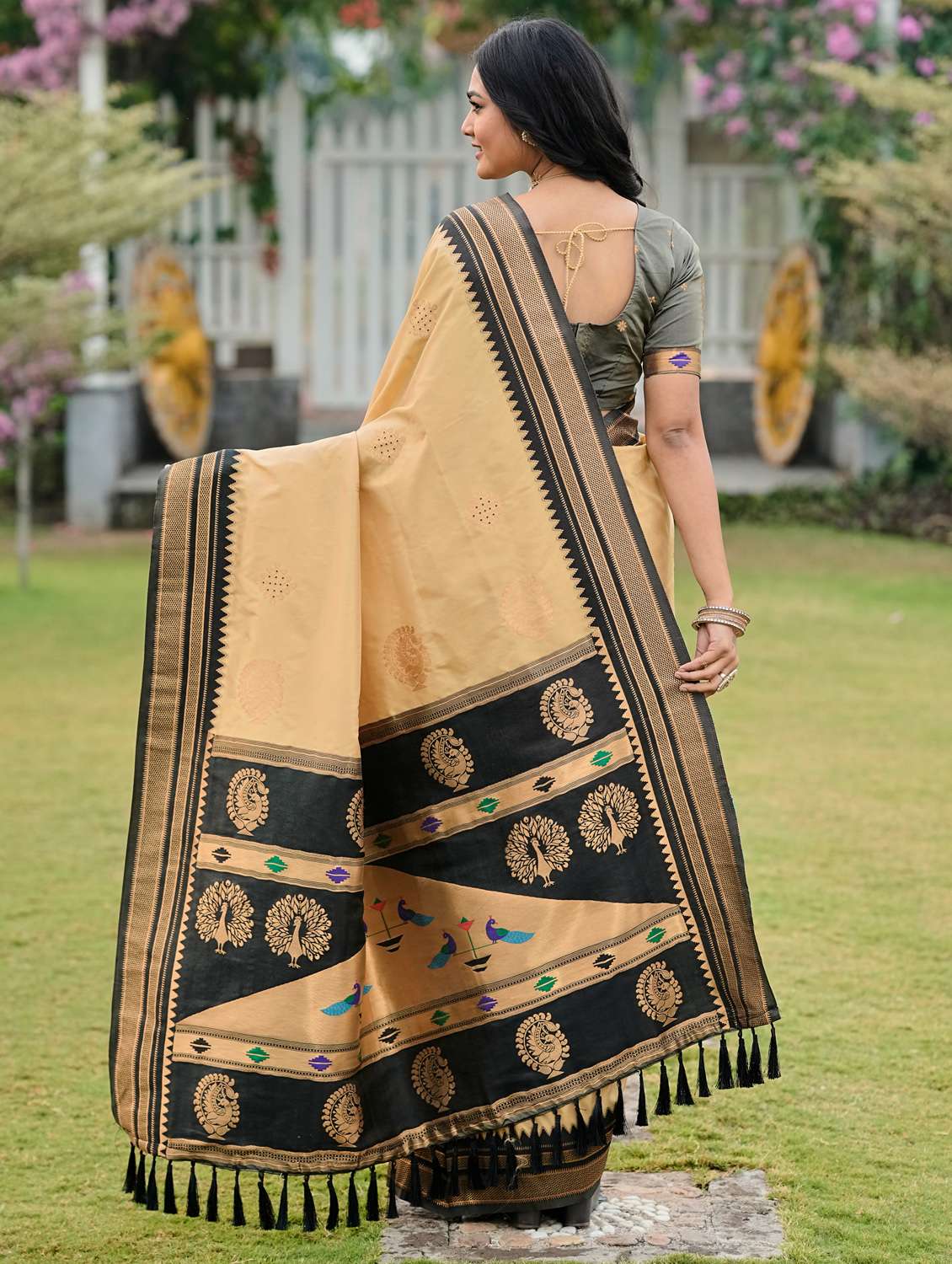 women self design paithani saree with blouse - 22452195 -  Standard Image - 4