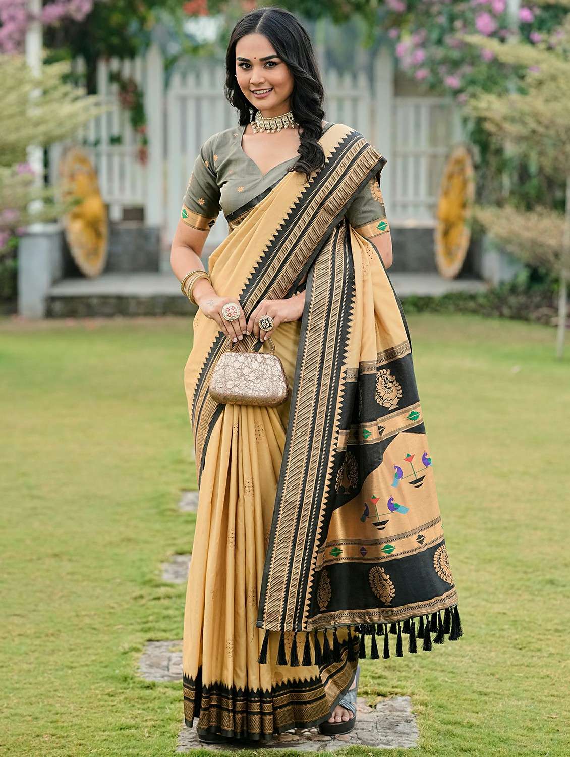 women self design paithani saree with blouse - 22453717 -  Standard Image - 4