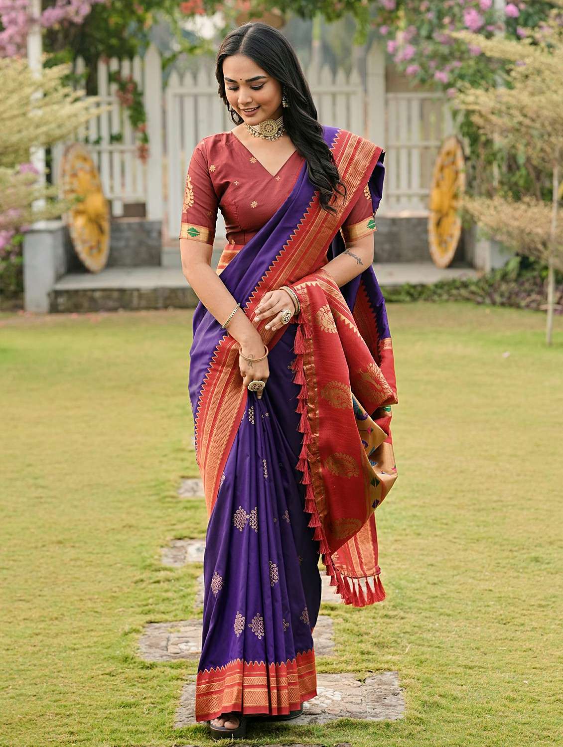 women self design paithani saree with blouse - 22453725 -  Standard Image - 4