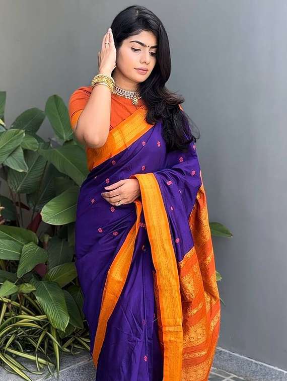 women self design banarasi saree with blouse - 22456487 -  Standard Image - 1