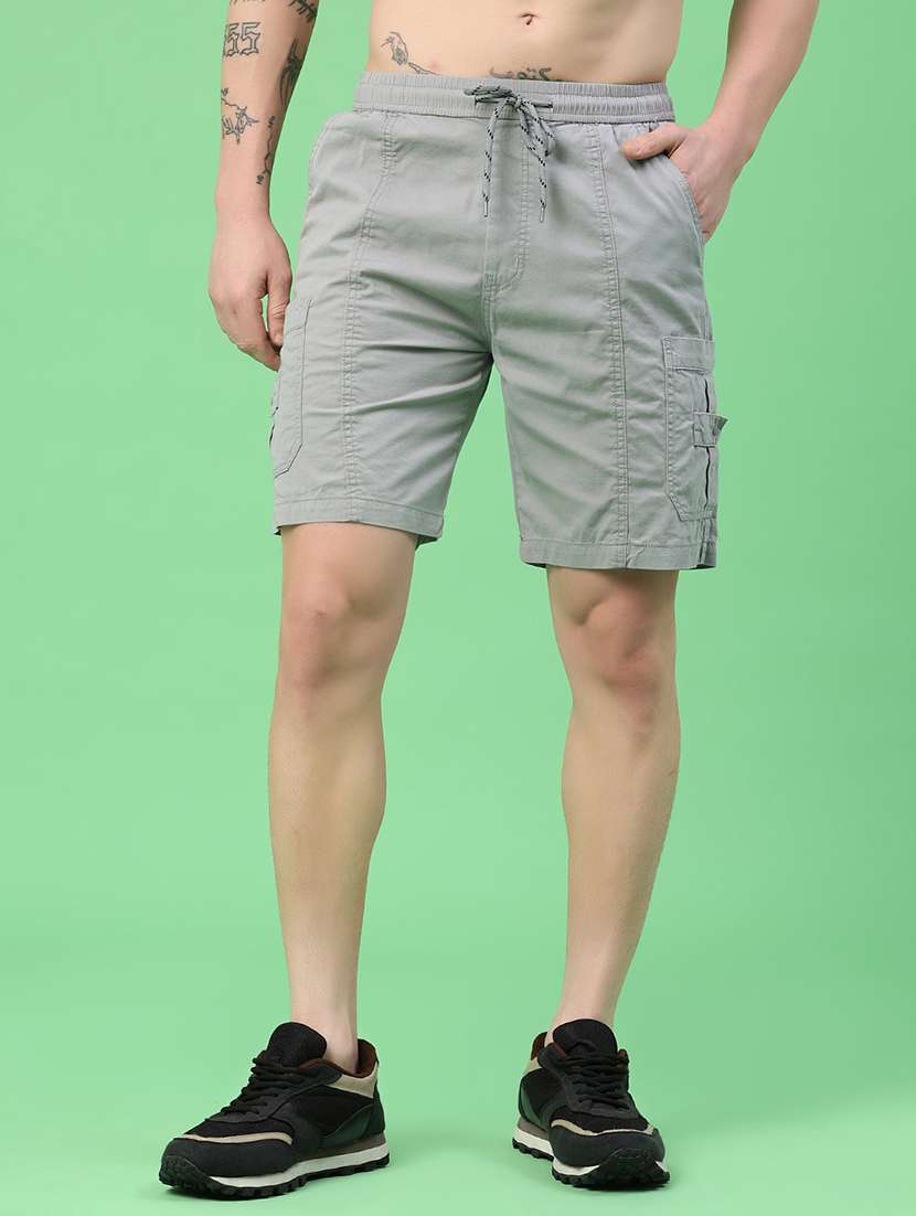 men solid mid rise regular fit cargo shorts