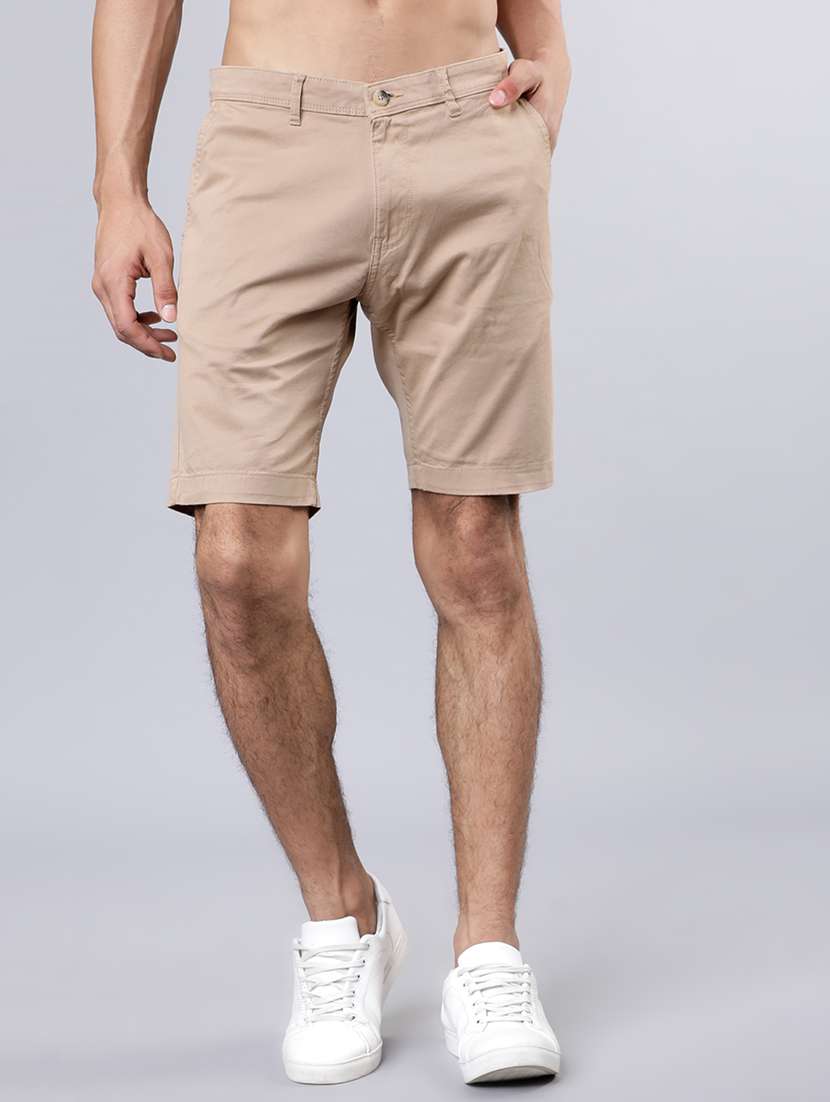 men solid mid rise regular fit shorts