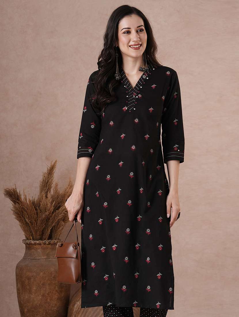 women black suit set - 22463511 -  Standard Image - 1