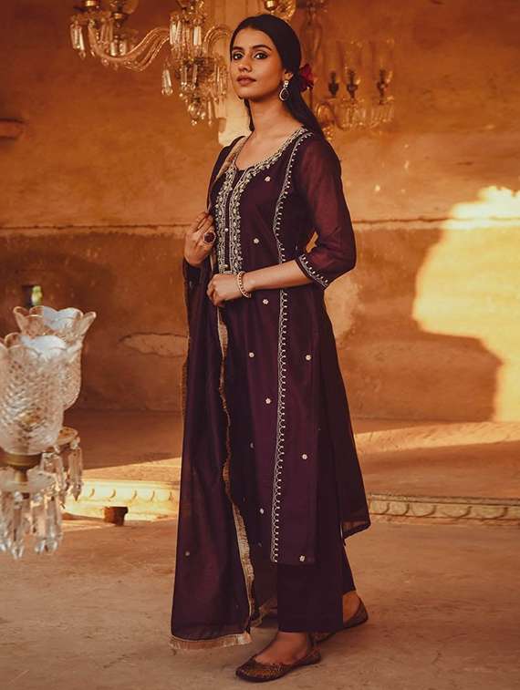 women maroon kurta dupatta set - 22466318 -  Standard Image - 6