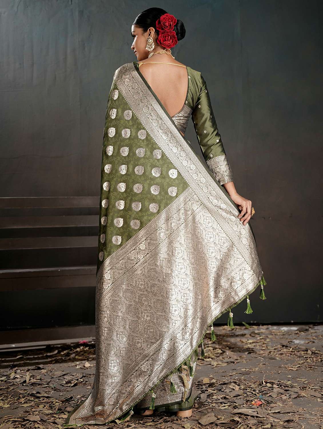 Women Green Banarasi Saree With Blouse - 22467577 -  Standard Image - 4