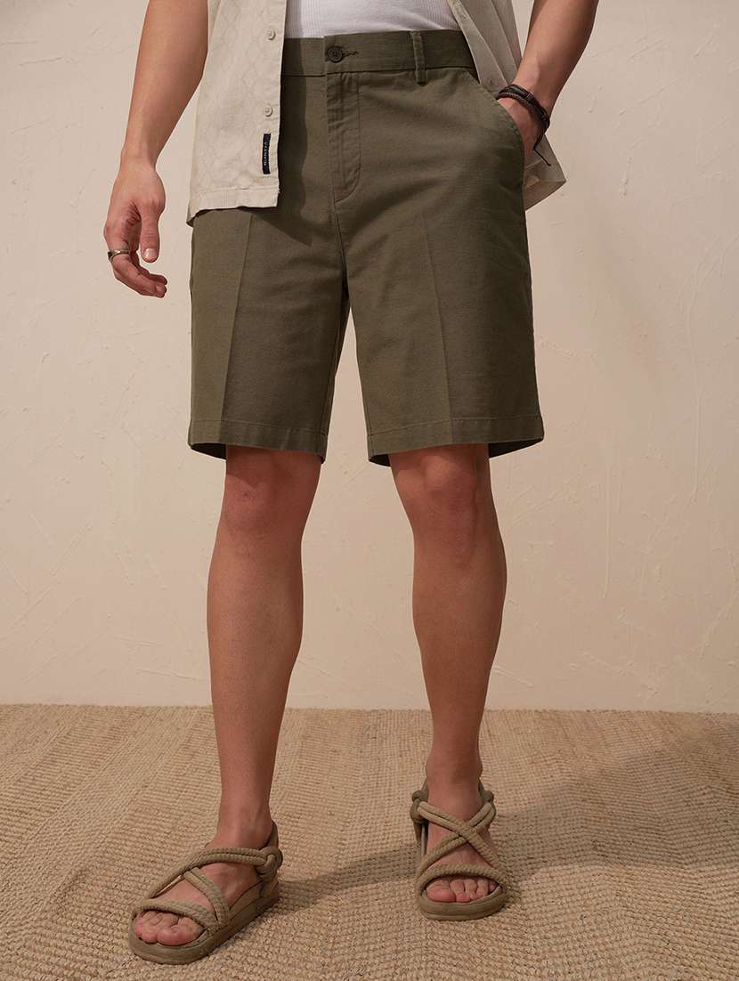 men solid mid rise shorts