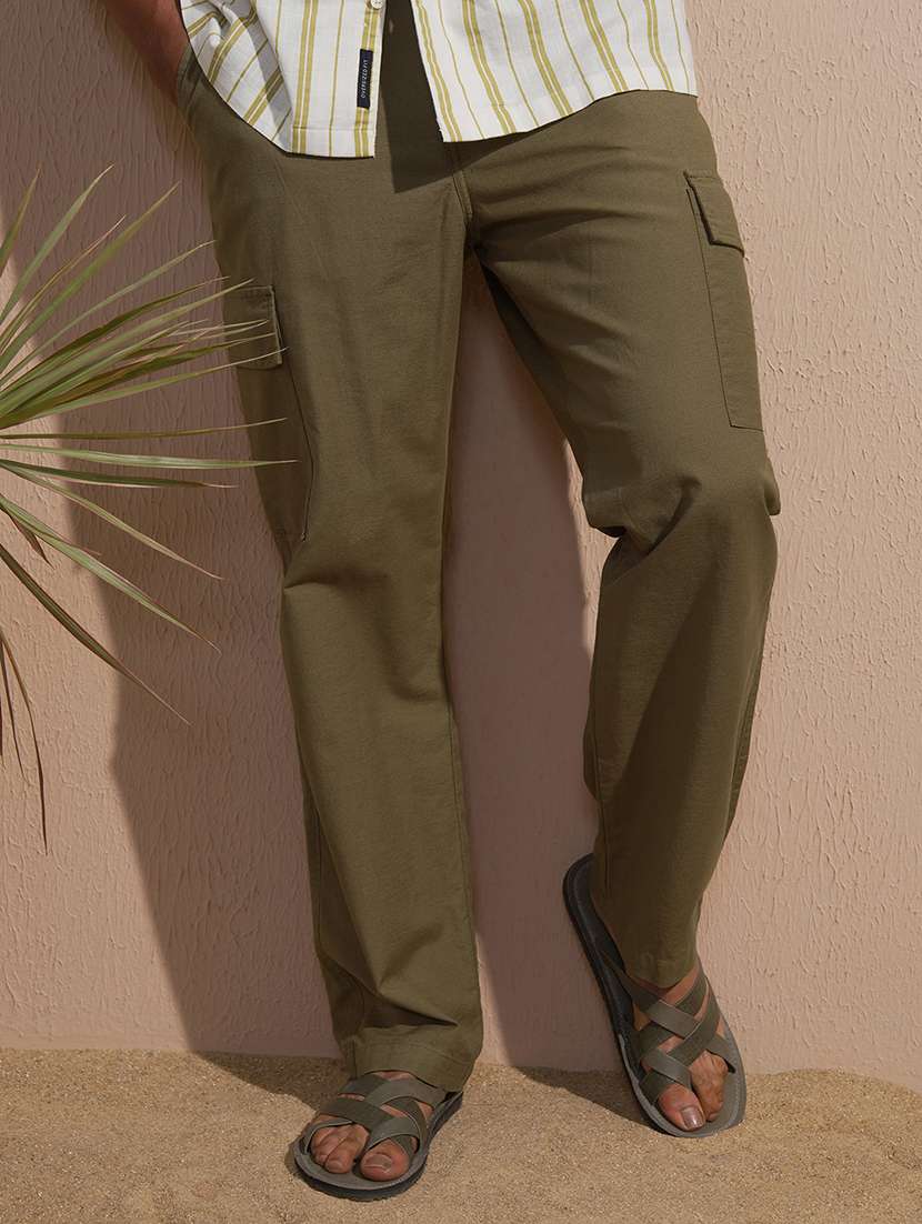 men solid mid rise regular fit cargo 