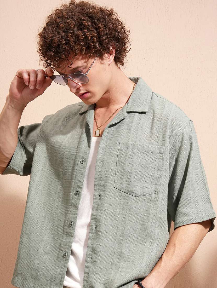 men self design short sleeve loose fit casual shirt