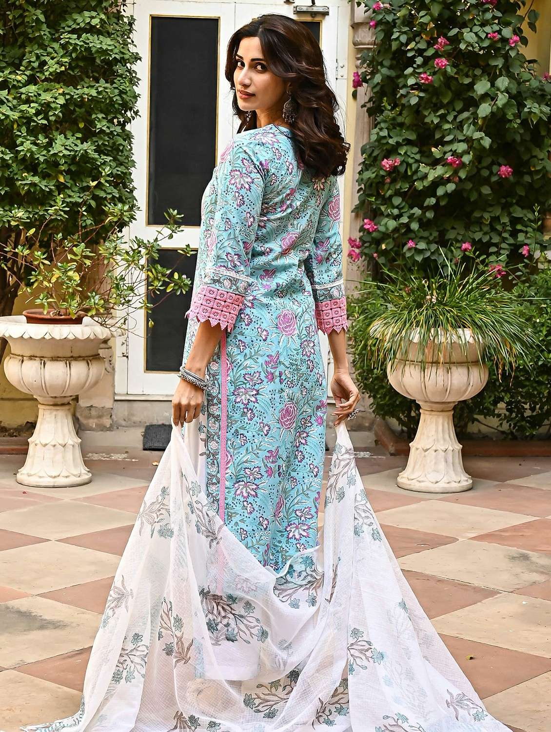 women white suit set - 22471652 -  Standard Image - 4