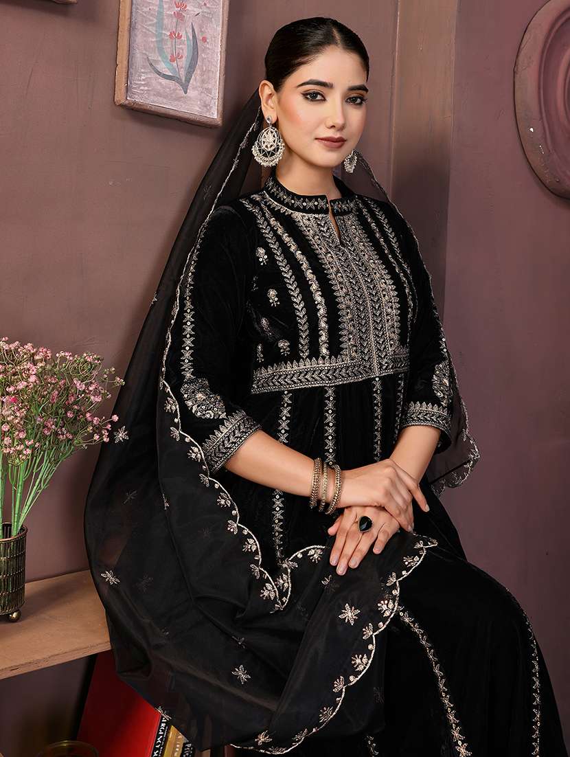 women black suit set - 22471703 -  Standard Image - 1