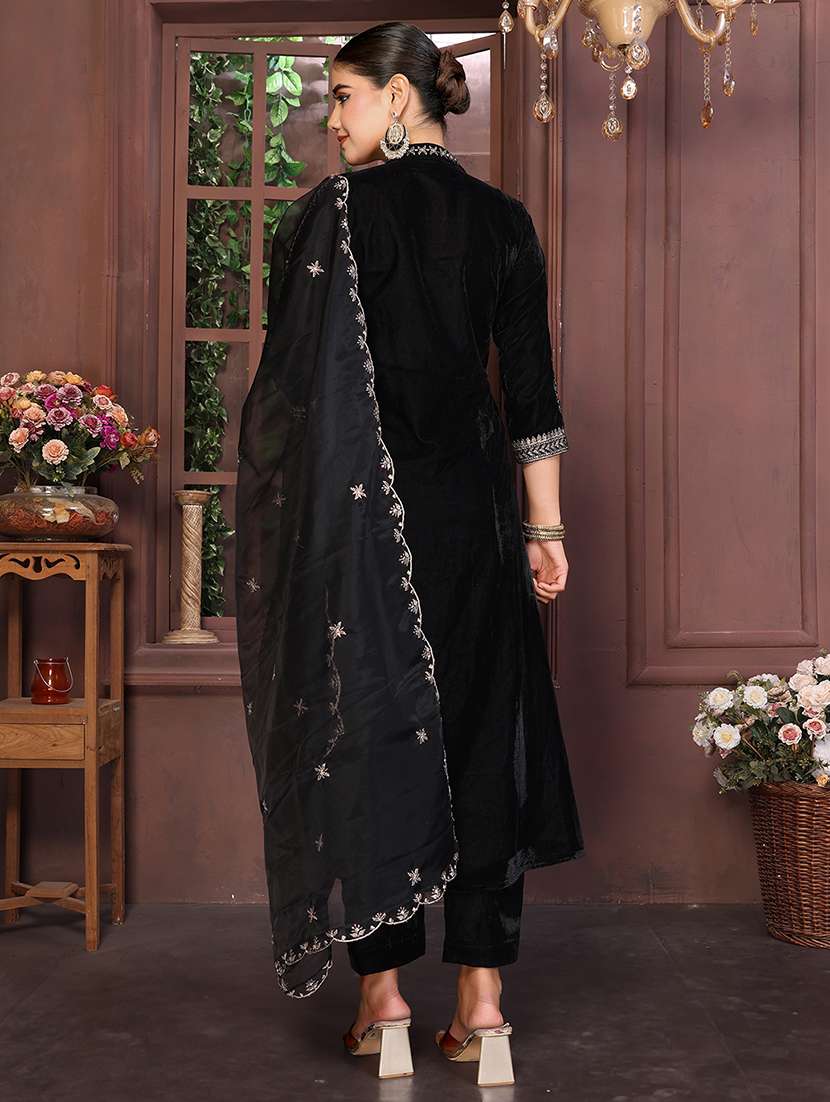 women black suit set - 22471703 -  Standard Image - 4