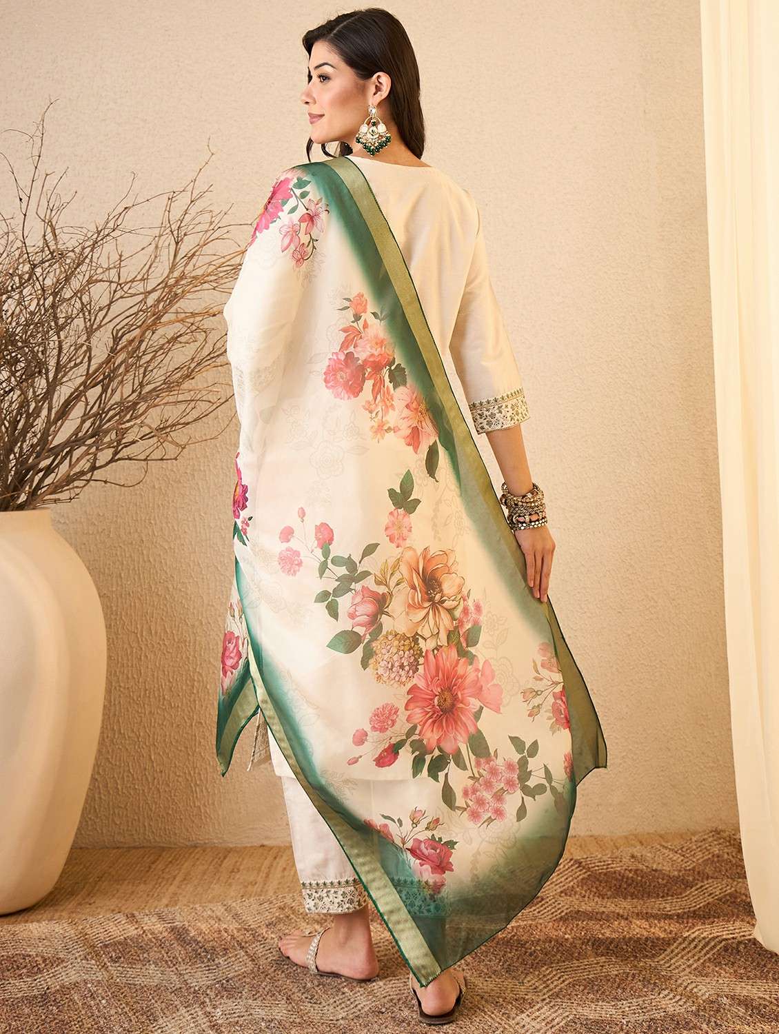women white suit set - 22471726 -  Standard Image - 4