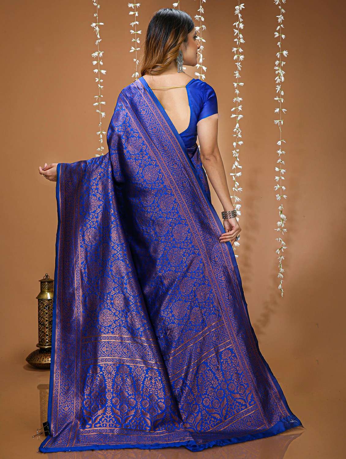 women printed saree with attached blouse with blouse - 22473498 -  Standard Image - 4