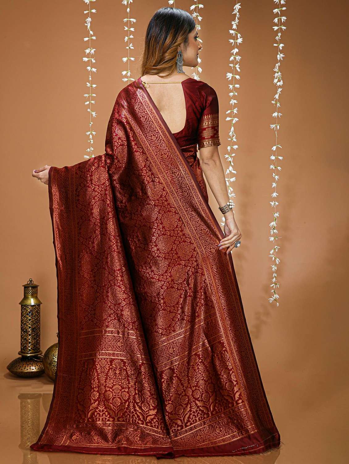 women printed saree with attached blouse with blouse - 22473499 -  Standard Image - 4