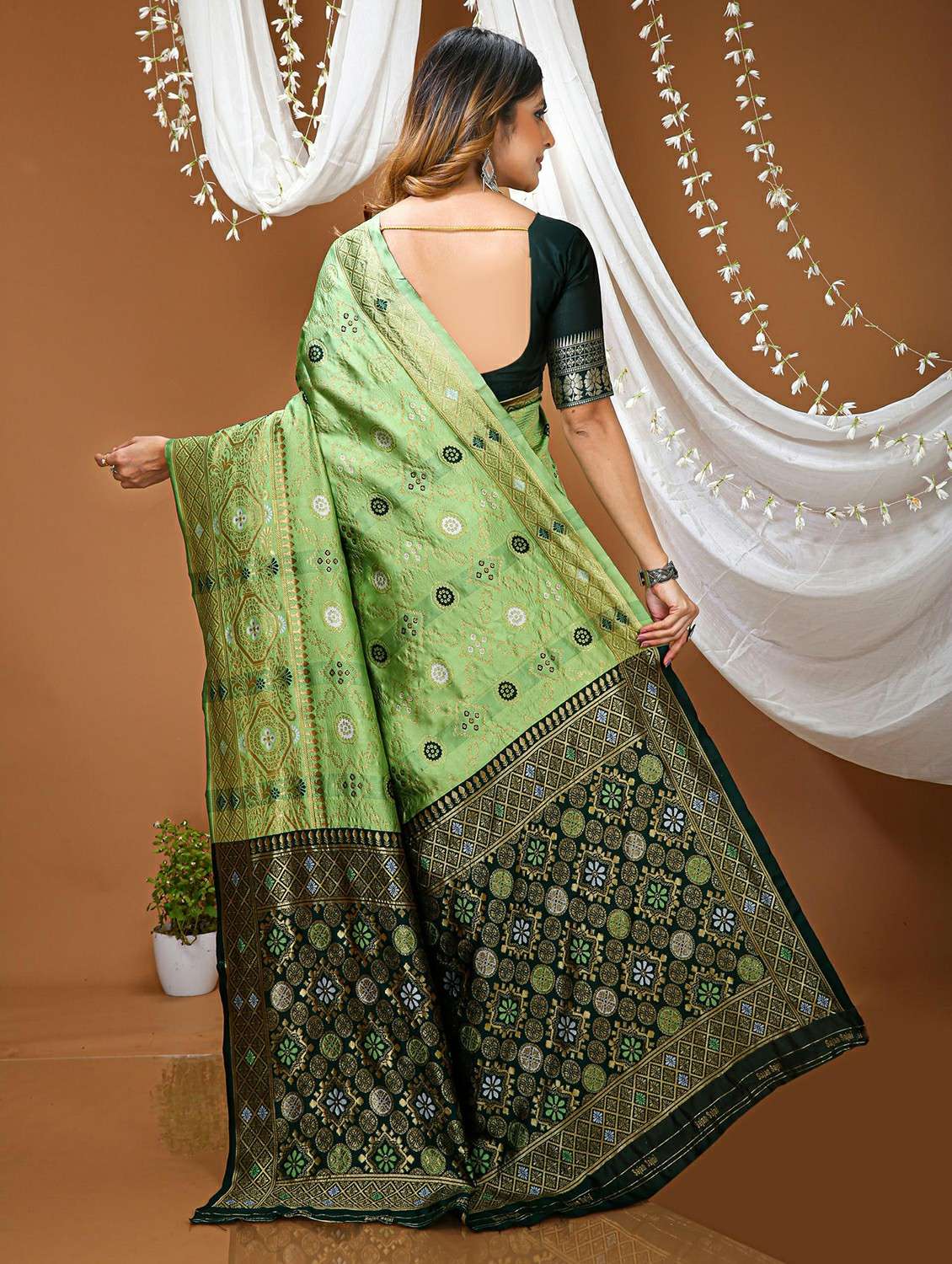 women light blue kanjivaram saree with blouse - 22473501 -  Standard Image - 4