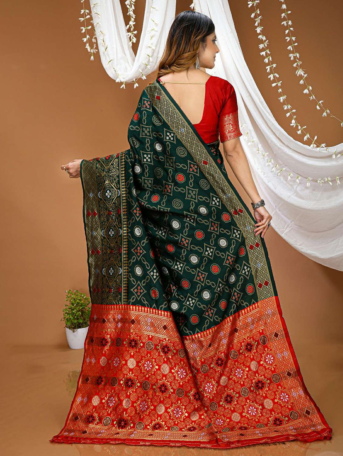 women green kanjivaram saree with blouse - 22473502 -  Standard Image - 4