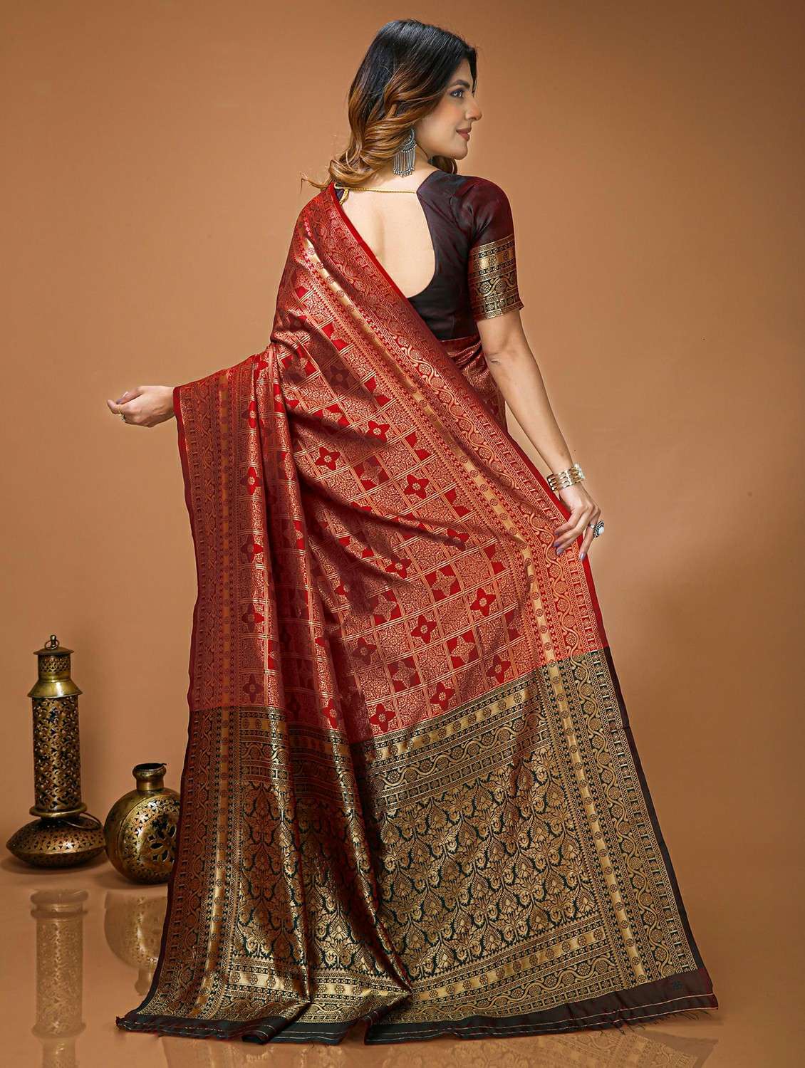 Women Red Banarasi Saree With Blouse - 22473637 -  Standard Image - 4