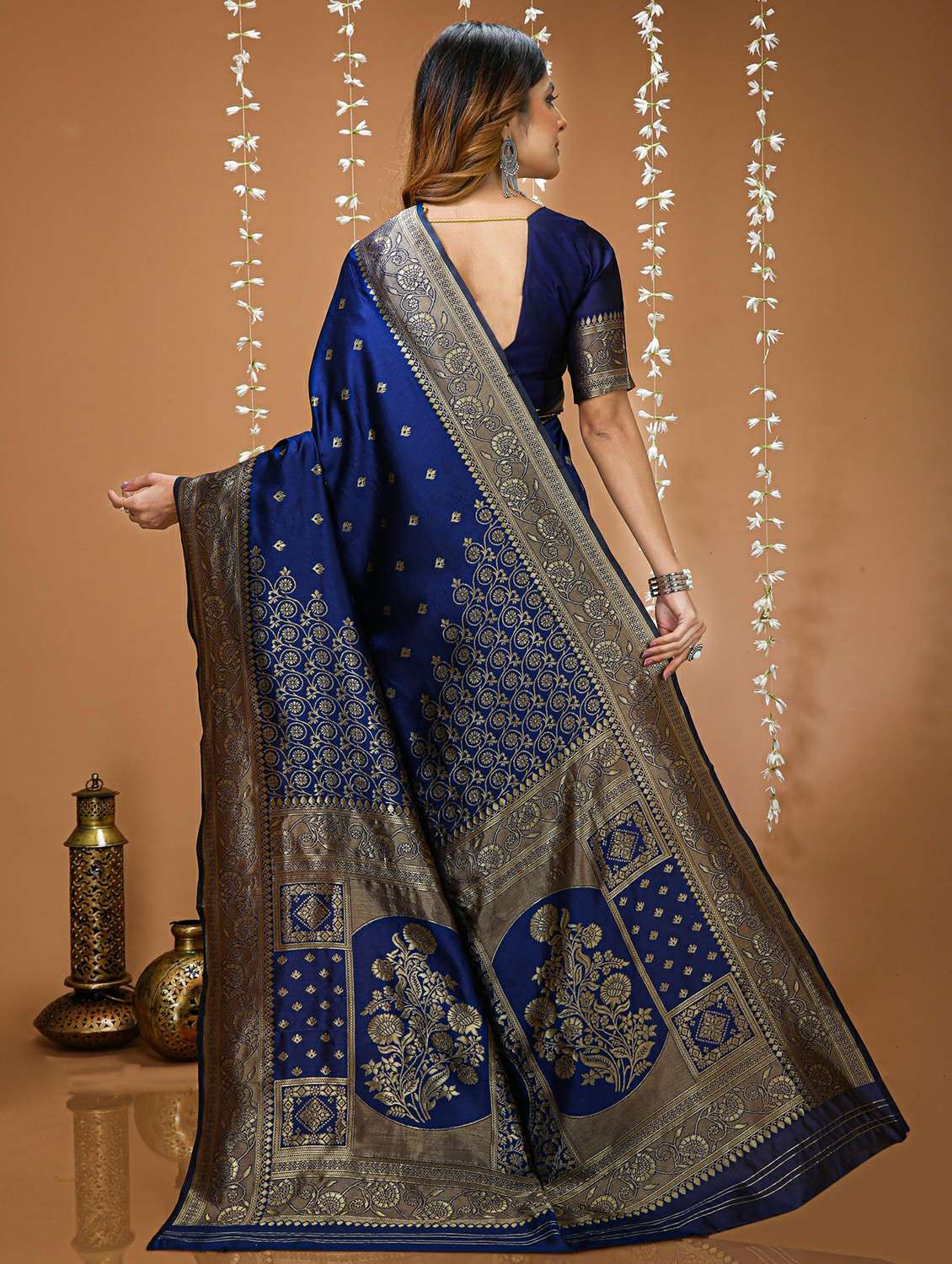 women navy blue kanjivaram saree with blouse - 22473650 -  Standard Image - 4