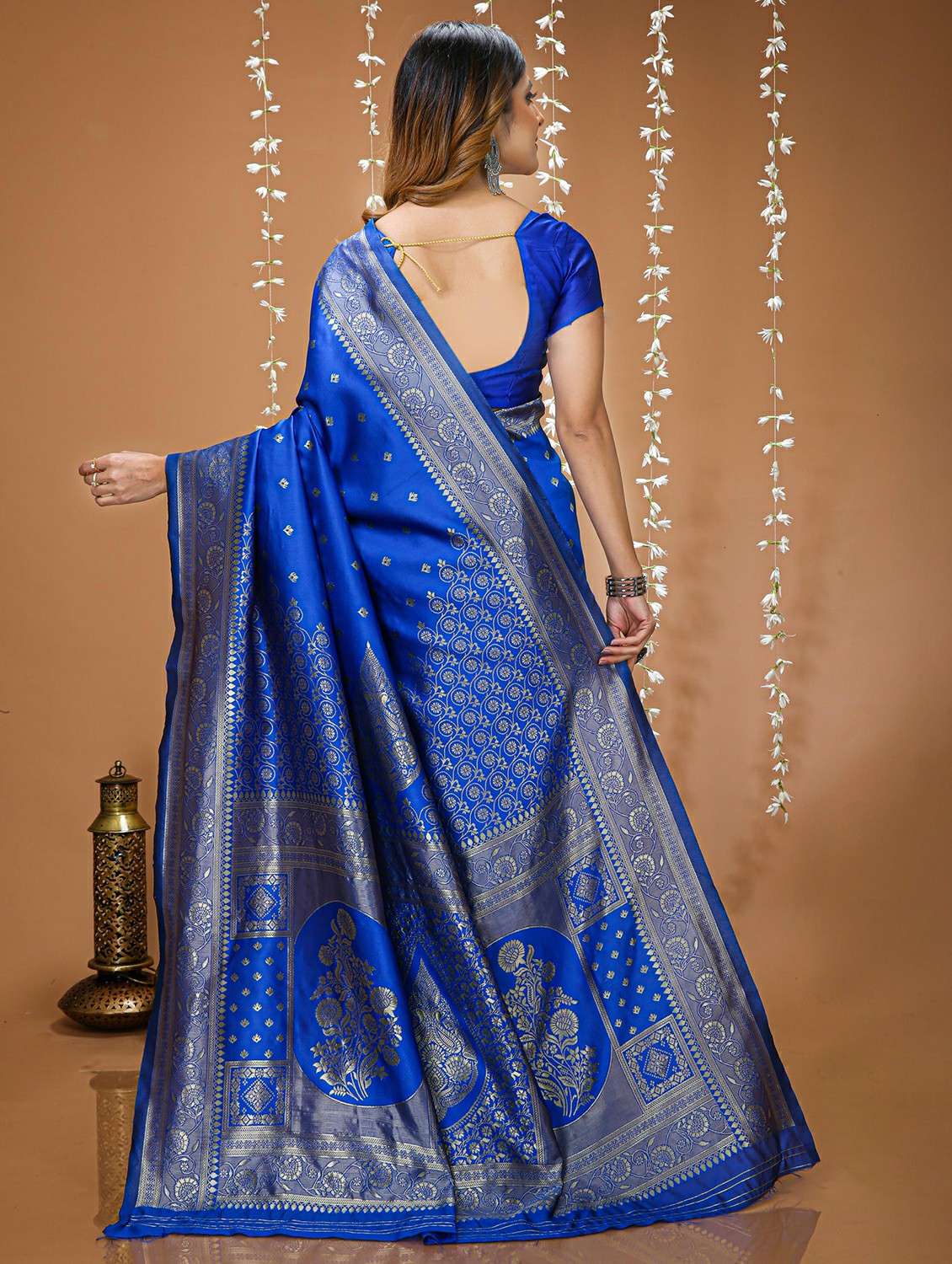 women printed saree with attached blouse with blouse - 22473651 -  Standard Image - 4