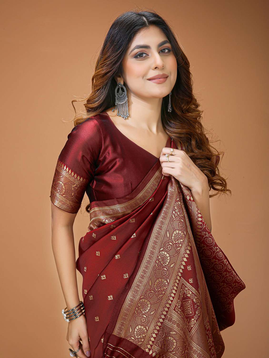 women red kanjivaram saree with blouse - 22473652 -  Standard Image - 1