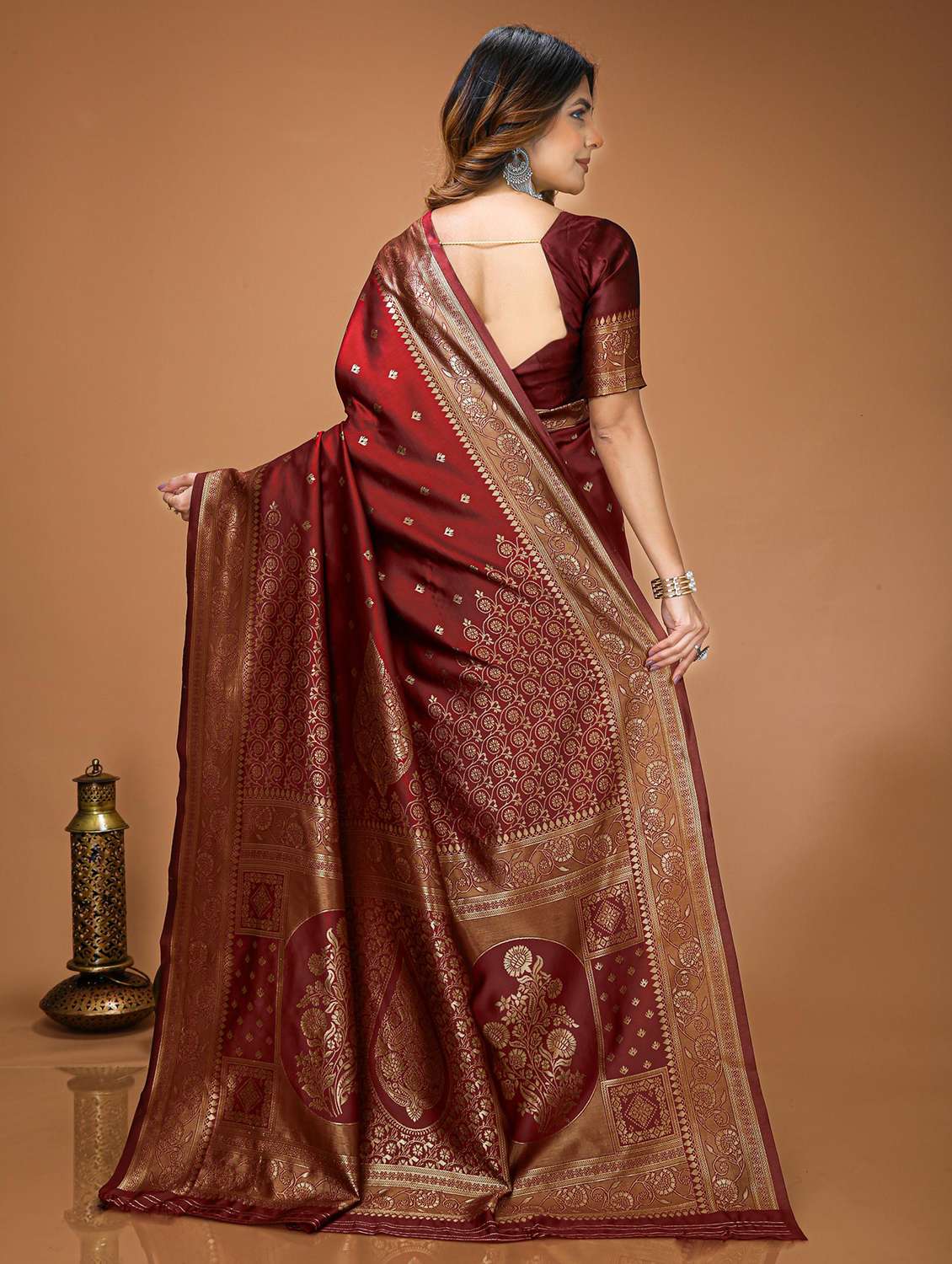 women red kanjivaram saree with blouse - 22473652 -  Standard Image - 4