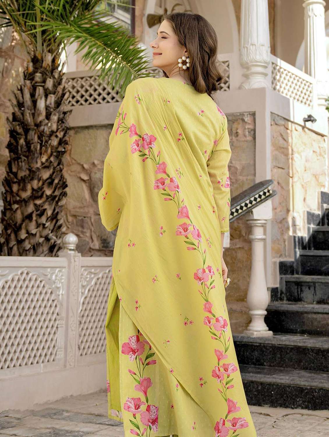 women printed notch neck kurta and pant set with dupatta - 22486206 -  Standard Image - 4