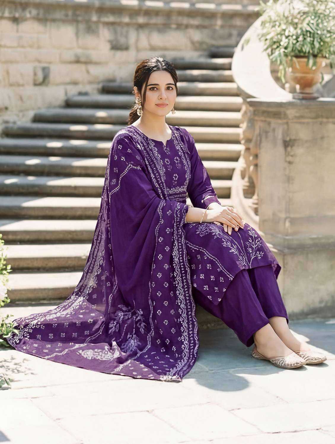 women printed notch neck kurta and pant set with dupatta - 22486306 -  Standard Image - 4