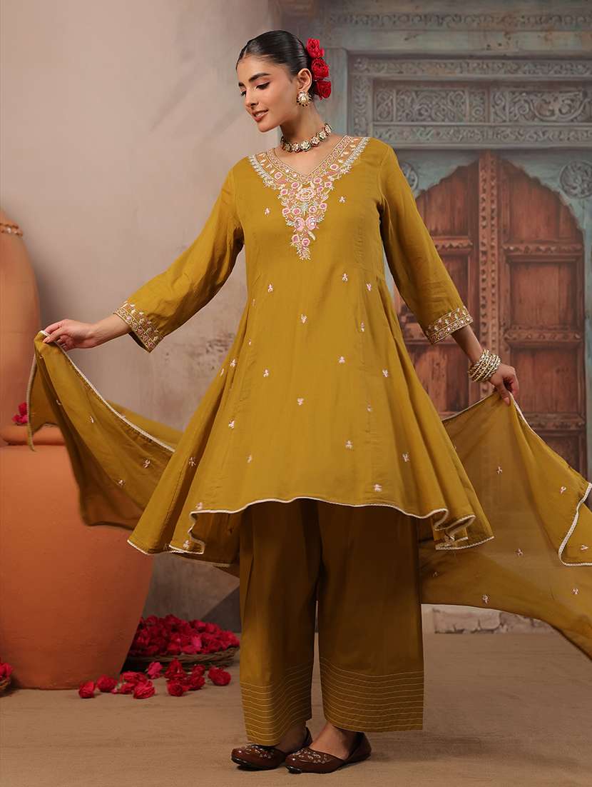 women embroidered three quarter sleeve kurta salwar with dupatta set