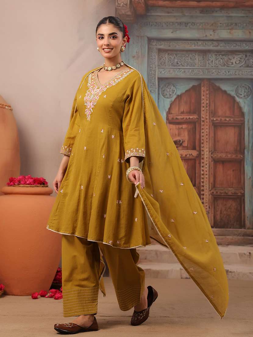 women embroidered three quarter sleeve kurta salwar with dupatta set - 22489443 -  Standard Image - 4