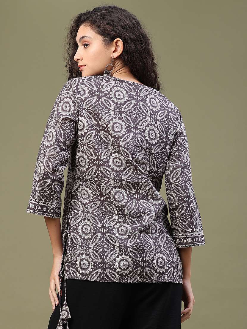 Women Printed Three Quarter Sleeves Straight Kurti - 22489901 -  Standard Image - 4