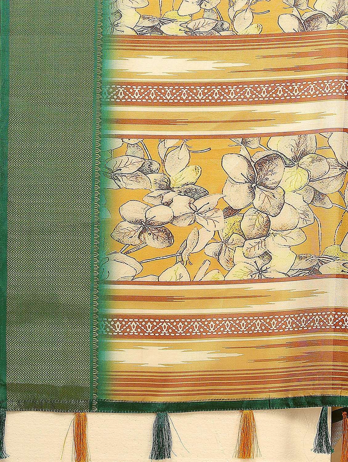 women printed casual wear saree with blouse - 22491540 -  Standard Image - 4