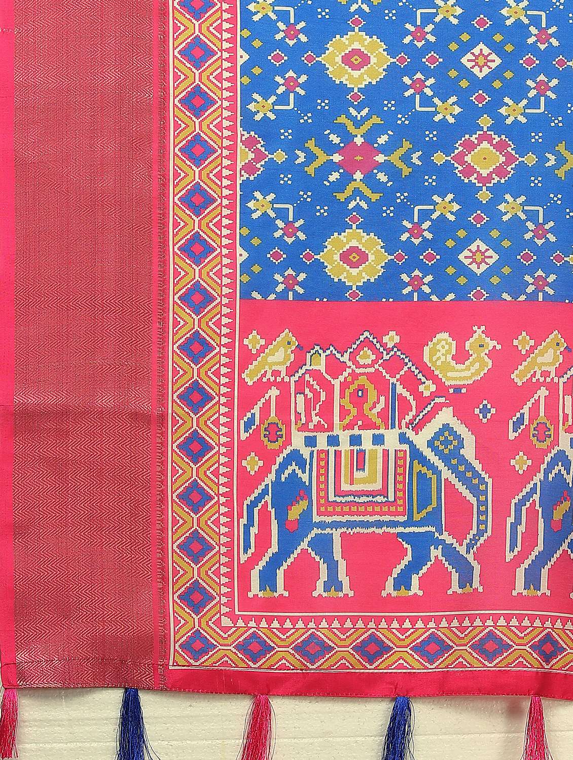 women printed patola saree with blouse - 22491549 -  Standard Image - 4