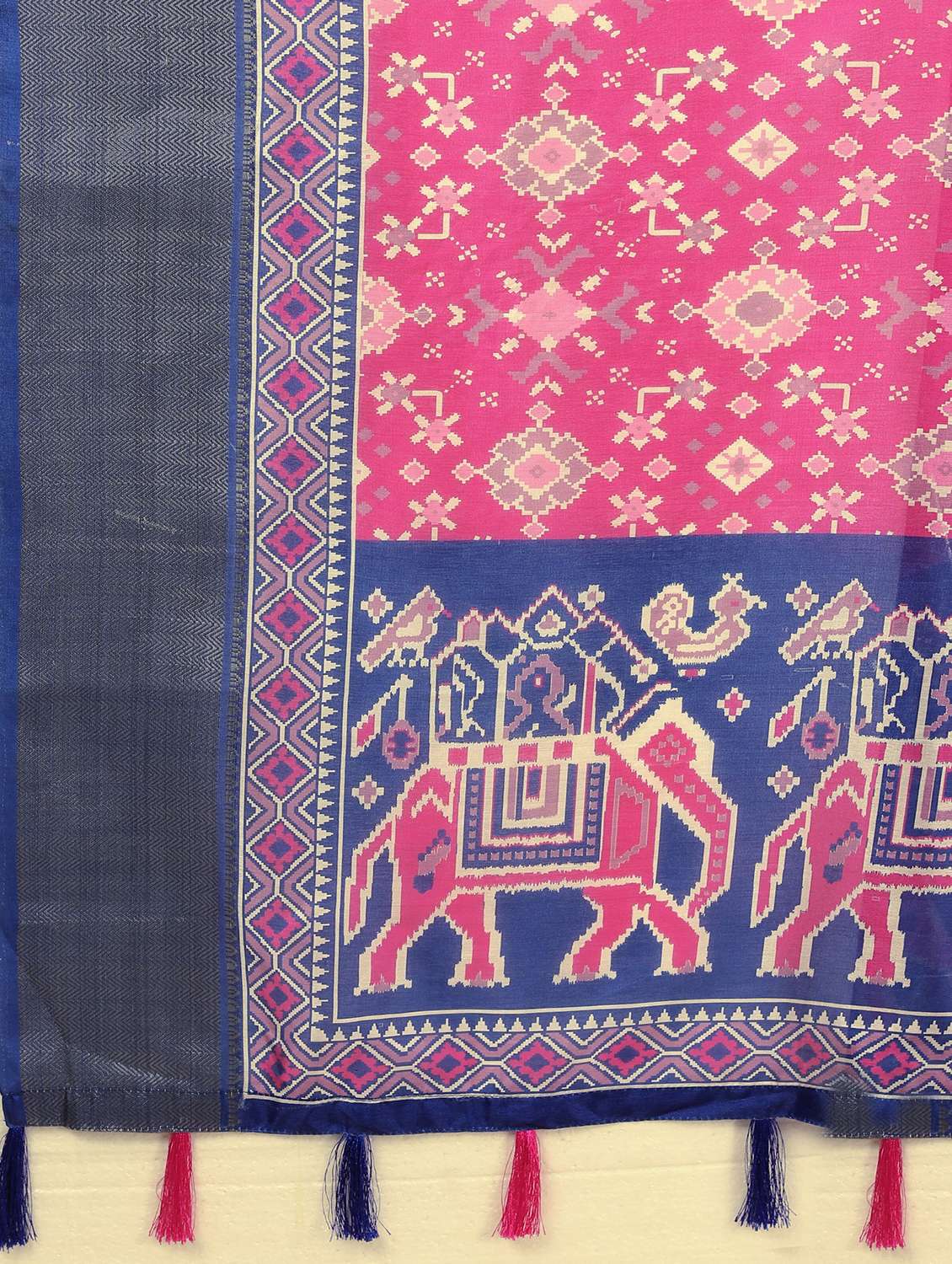 women printed patola saree with blouse - 22491551 -  Standard Image - 4