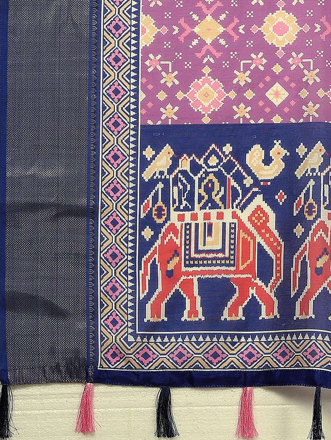 women printed patola saree with blouse - 22491553 -  Standard Image - 4
