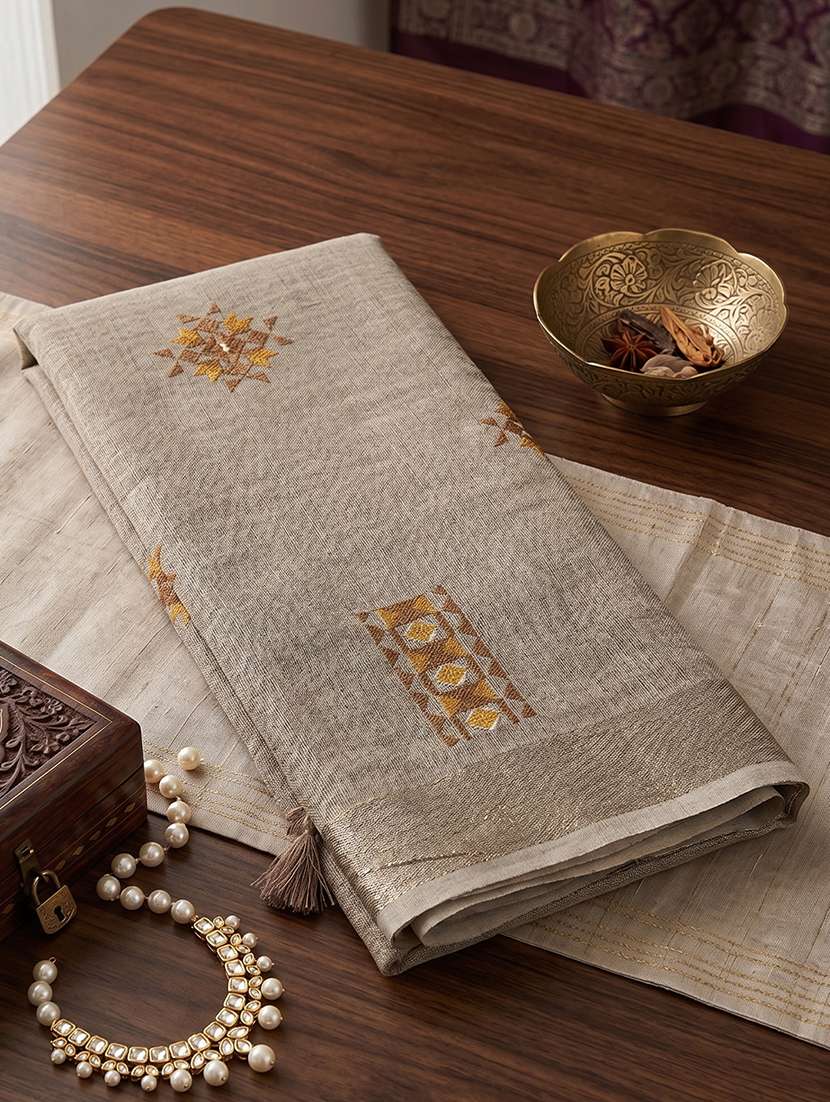 women solid with work embroidered saree with blouse - 22495283 -  Standard Image - 4