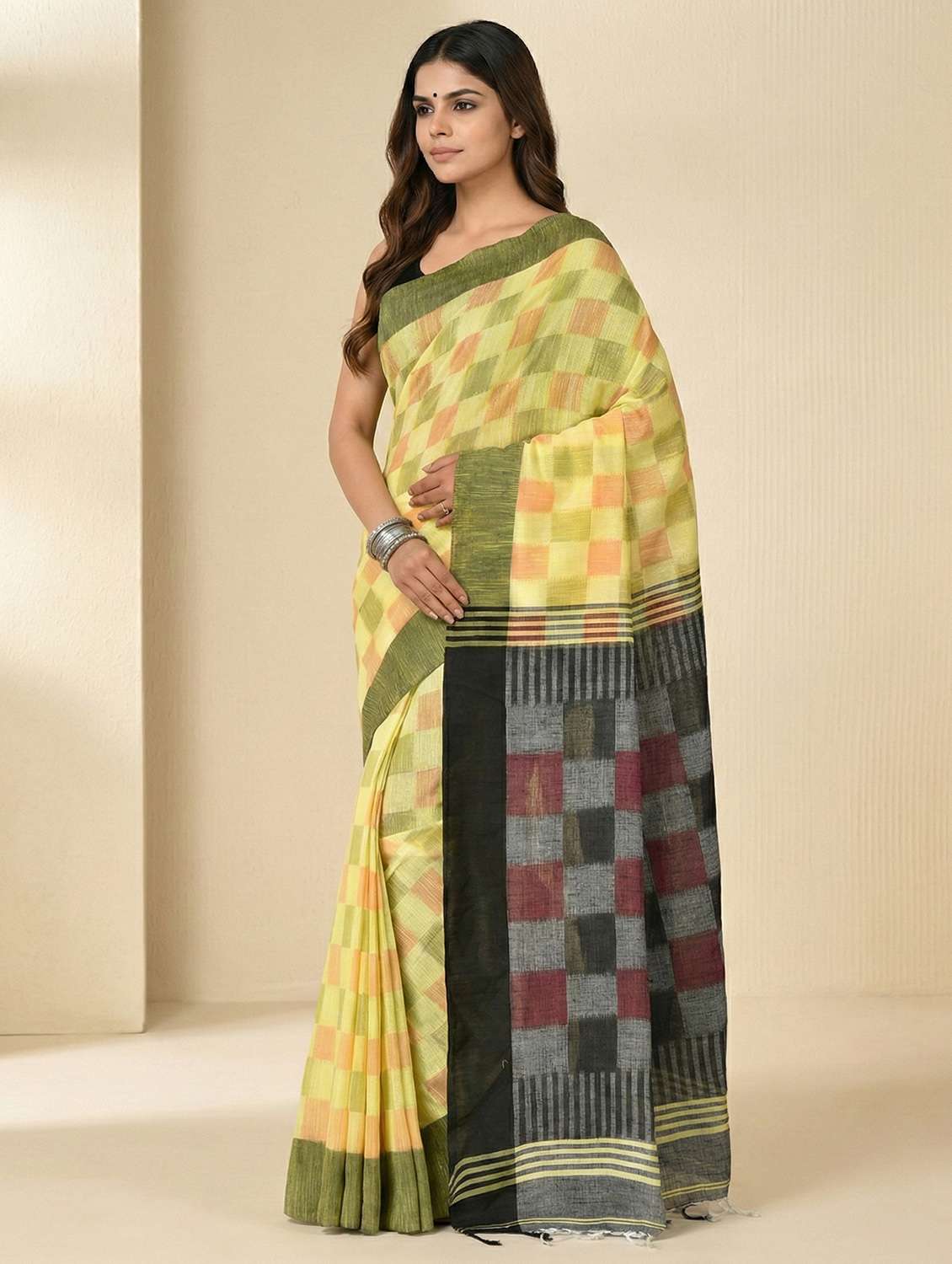 women checkered handloom saree with blouse - 22497601 -  Standard Image - 1