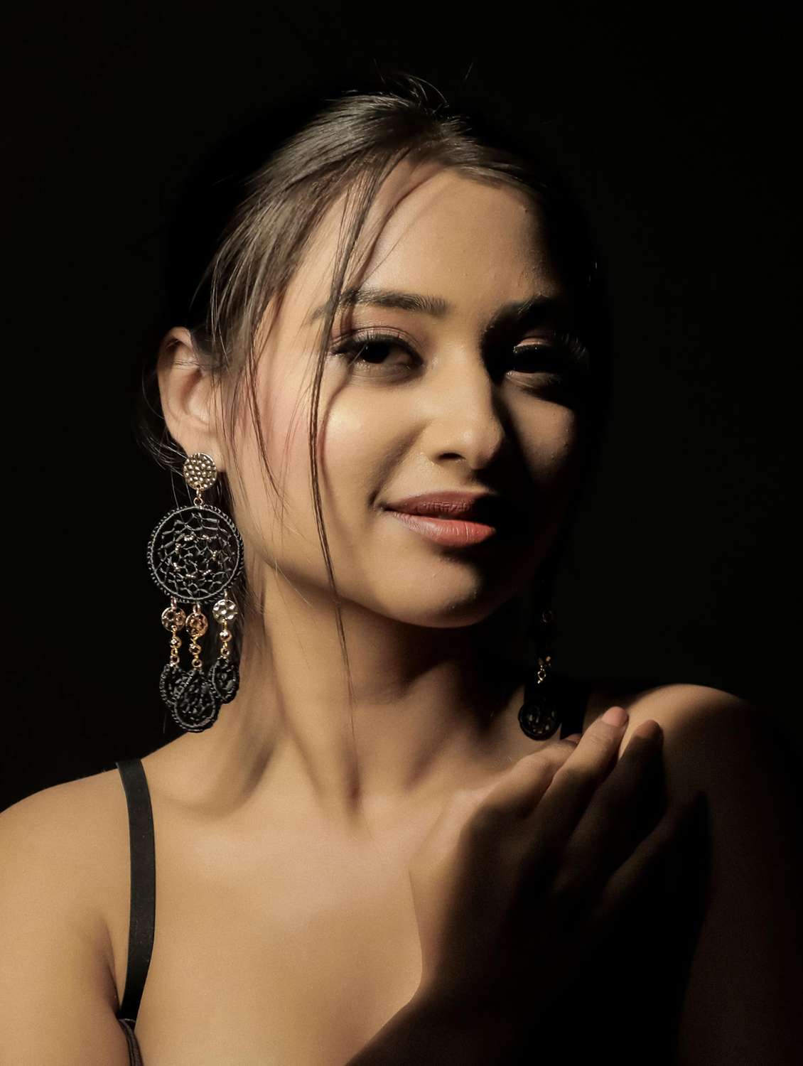 black raffia & metal drop earring - 22498091 -  Standard Image - 4