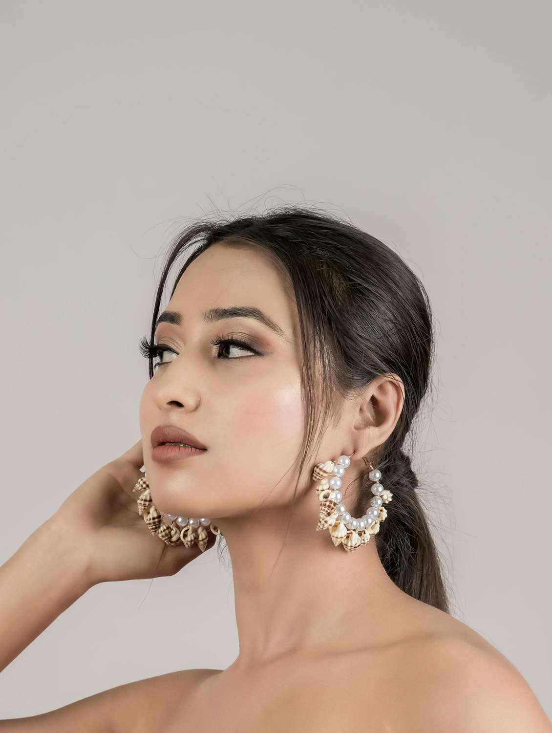 shell & pearl beaded hoop earring - 22498095 -  Standard Image - 4