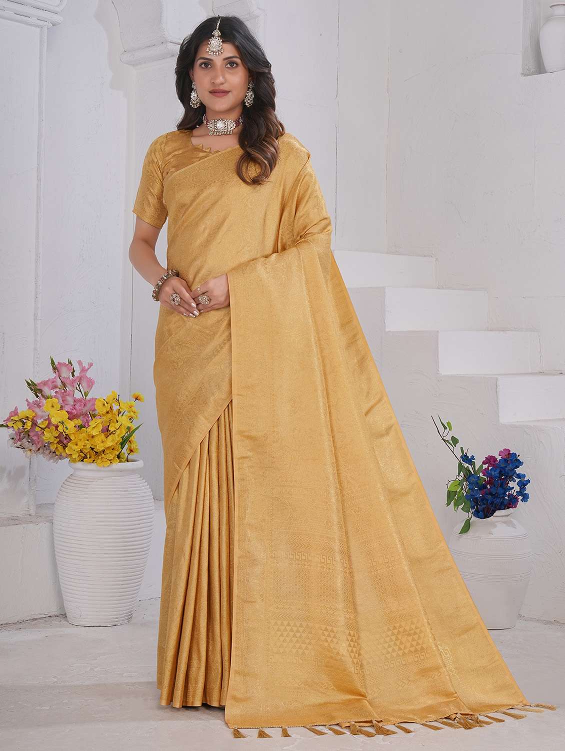 women self design kanjivaram saree with blouse