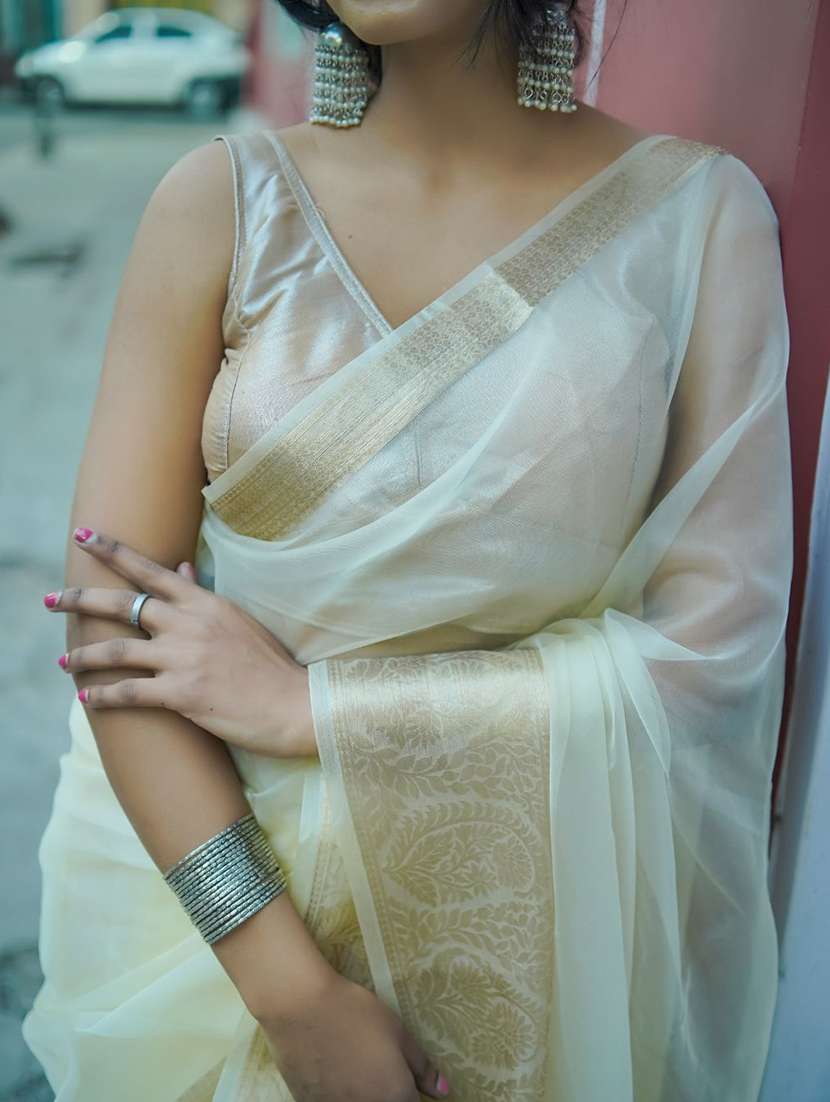 women solid with bordered saree with blouse - 22500237 -  Standard Image - 4