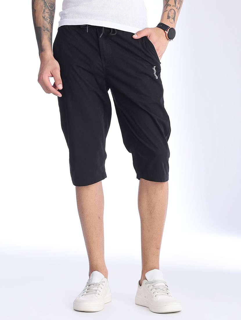 men solid mid rise regular fit three - fourth shorts