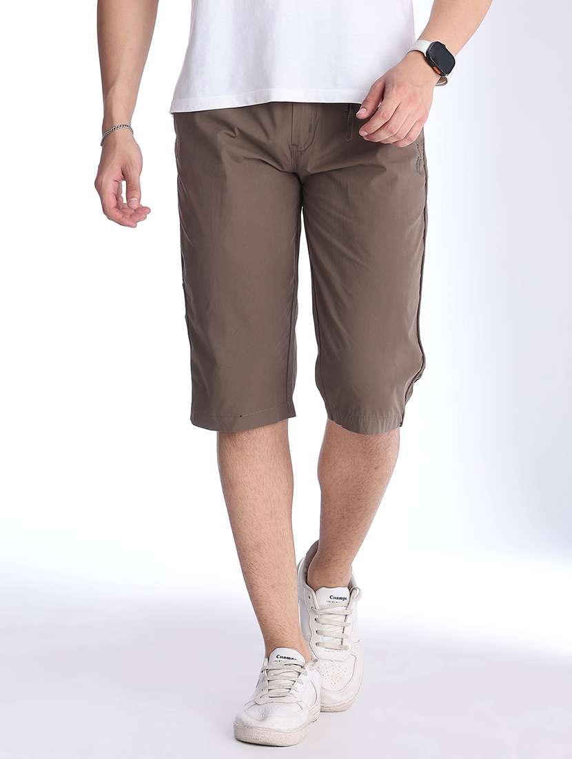 men solid mid rise regular fit three - fourth shorts