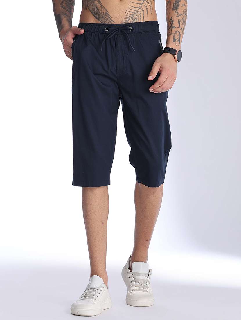 men solid mid rise regular fit three - fourth shorts