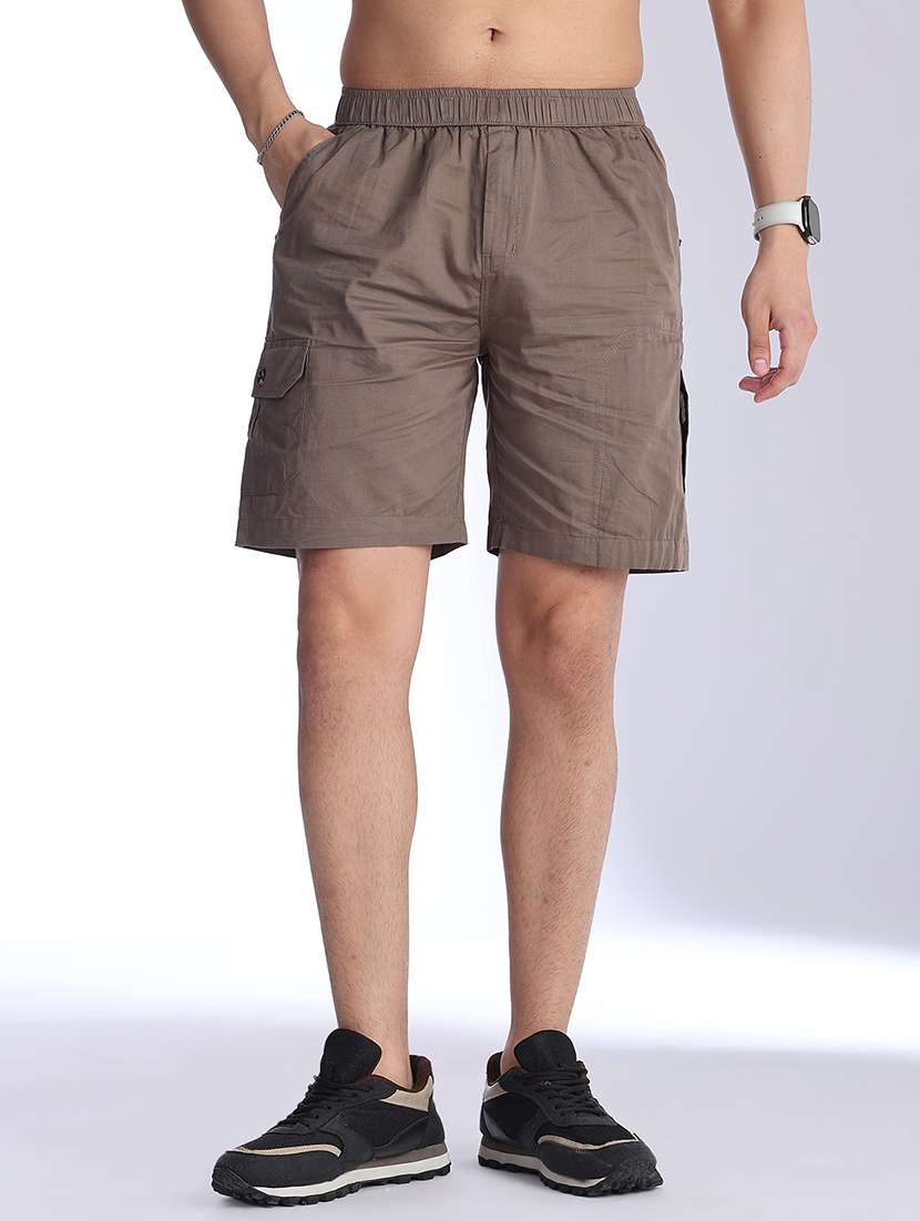 men solid mid rise regular fit cargo shorts