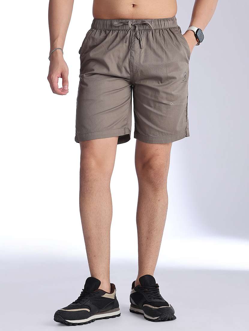 men solid mid rise regular fit shorts