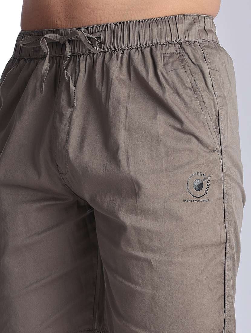 men solid mid rise regular fit shorts - 22501054 -  Standard Image - 1
